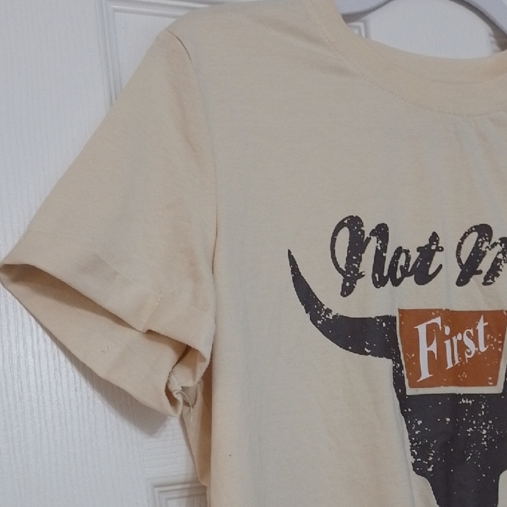 Nwot.  Emery Rose Cream Short Sleeve Graphic Tee - Picture 3 of 5